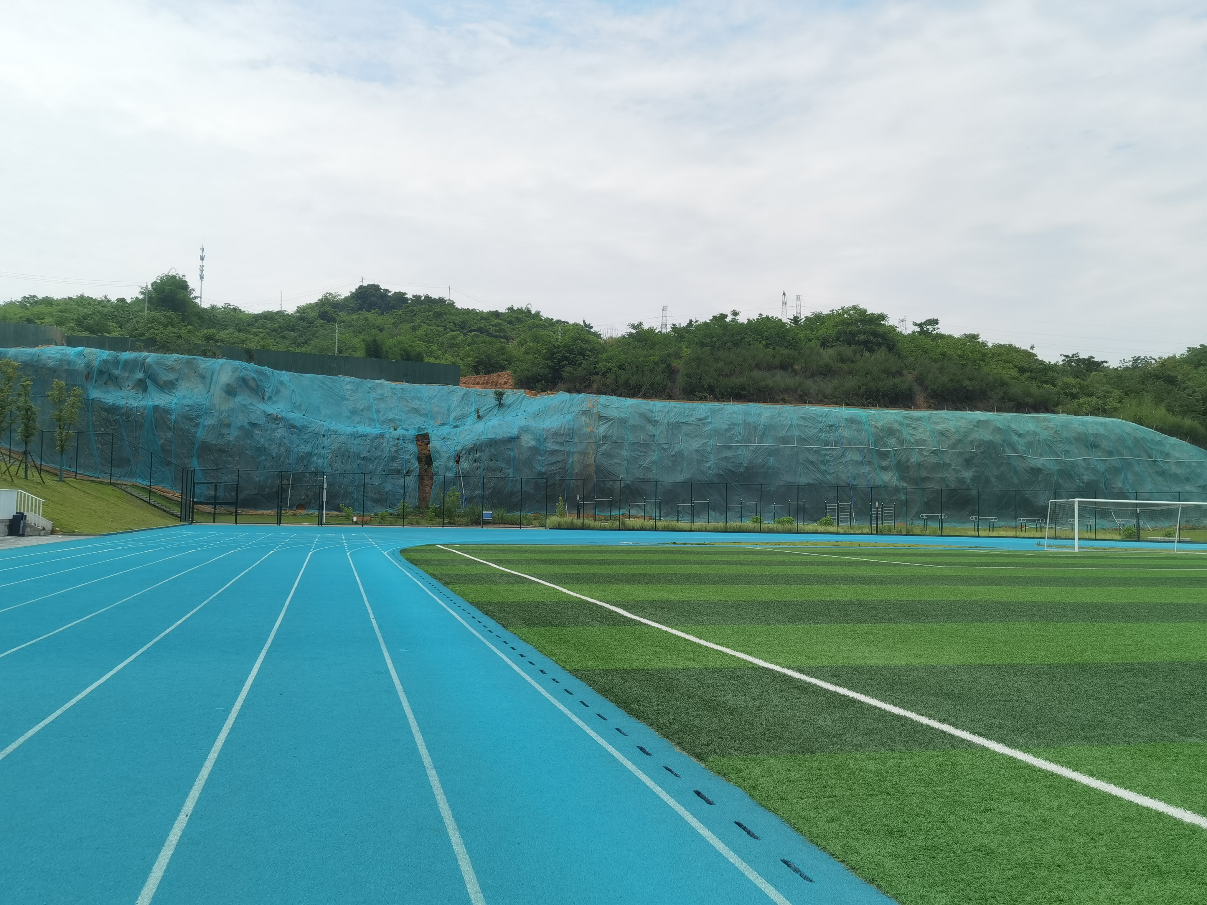湖北航空學院運動場北面邊坡植被混凝土噴播綠化工程 順利完工！